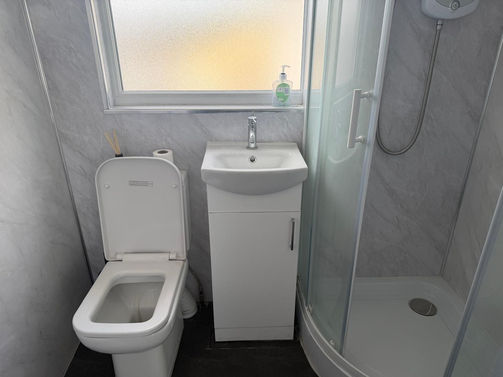 Room Featherstone Road in Greater London