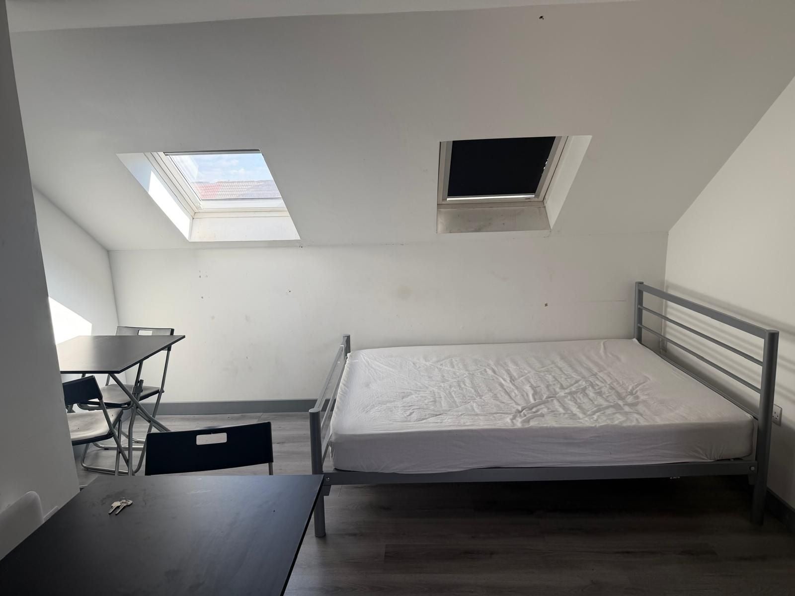 Room Featherstone Road in Greater London