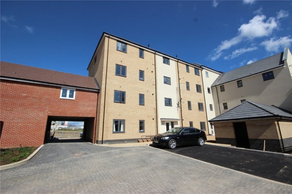 Flat Charlton Boulevard in Bristol