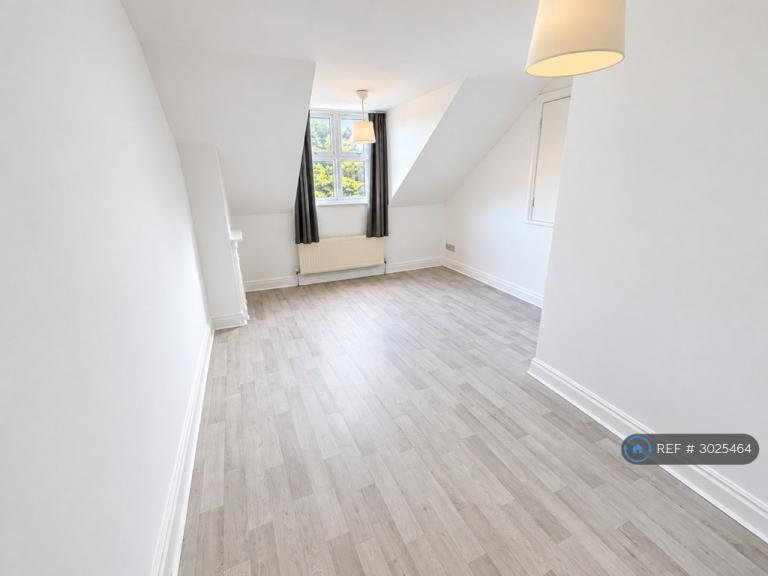 Flat Tweedy Road in Greater London