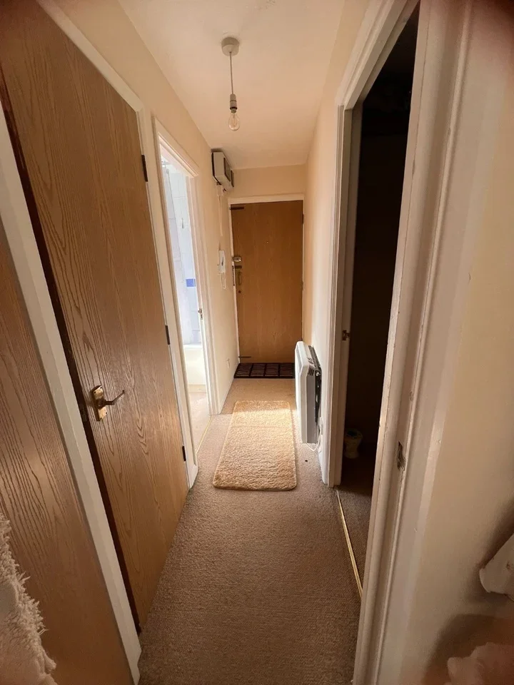 Flat Littlebrook Avenue in Slough