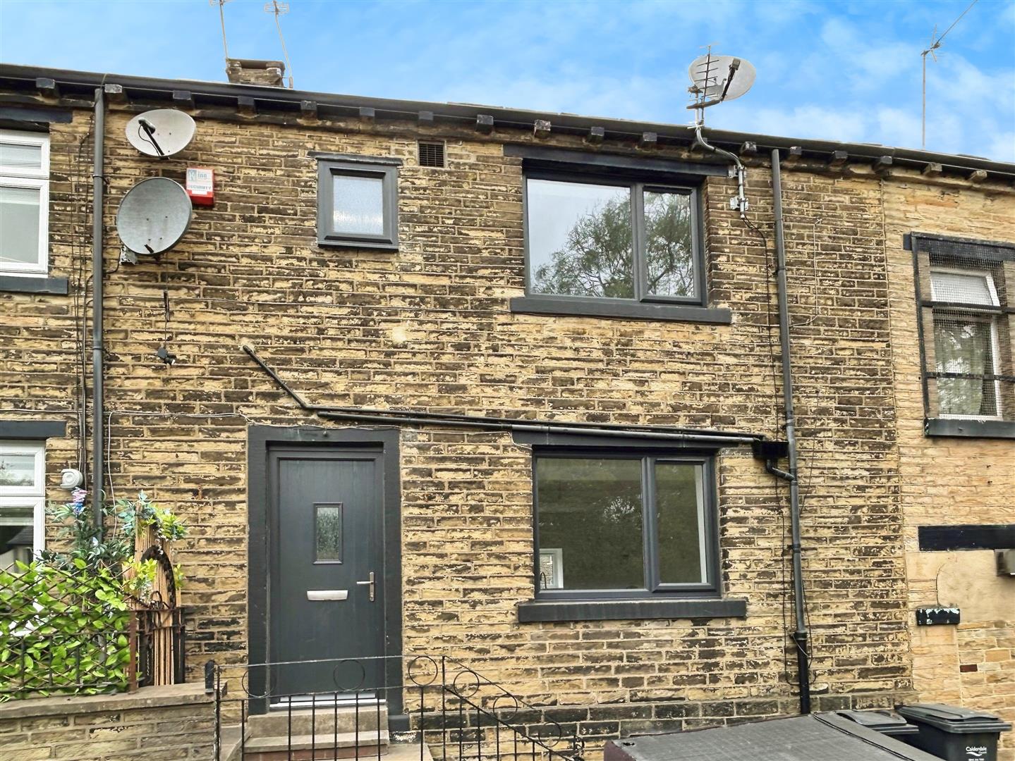 House Shelf Hall Lane in Calderdale