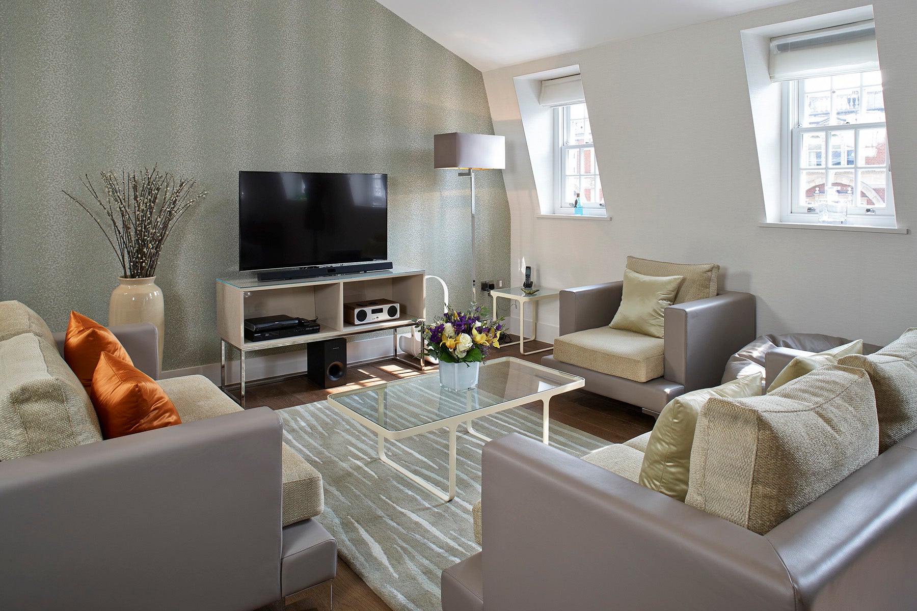 Flat Cheval Place in Greater London