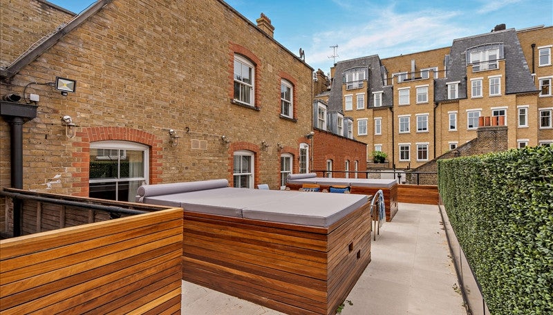 Flat Grosvenor Hill in City of Westminster
