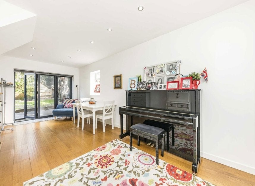 House Vivienne Close in Greater London