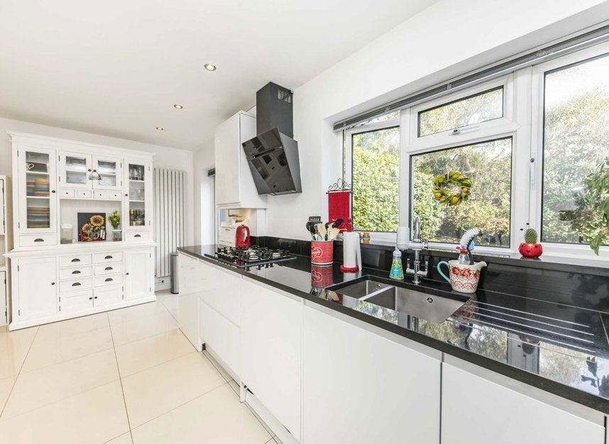 House Vivienne Close in Greater London