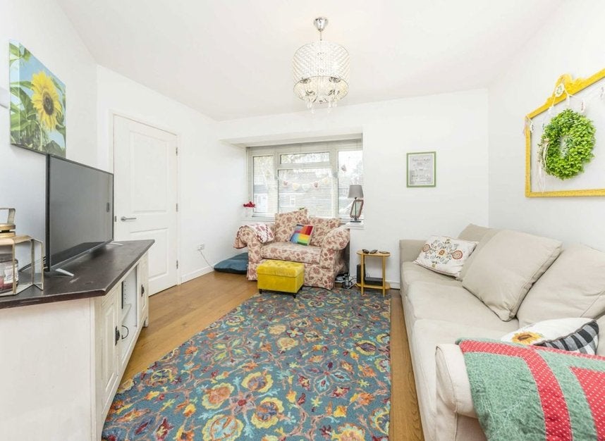 House Vivienne Close in Greater London
