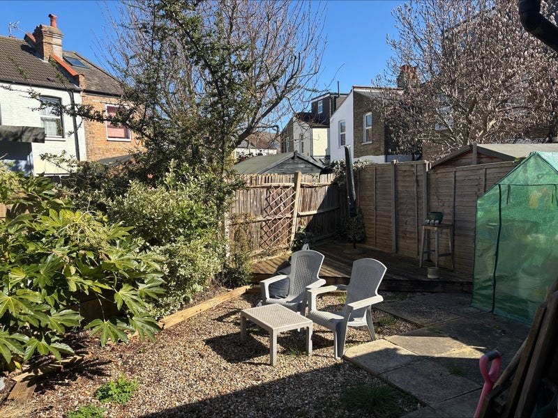 Room Robinson Road in Greater London