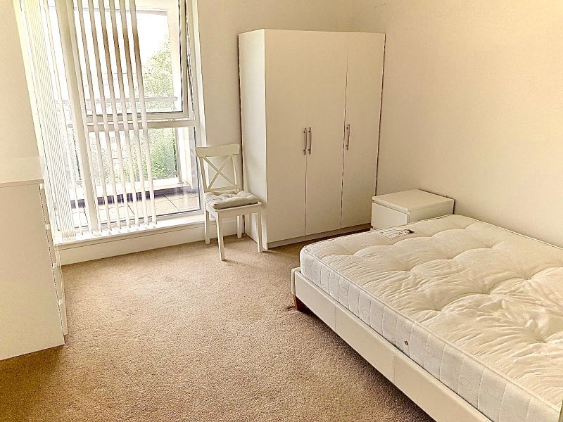 Room Tiller Road in Greater London