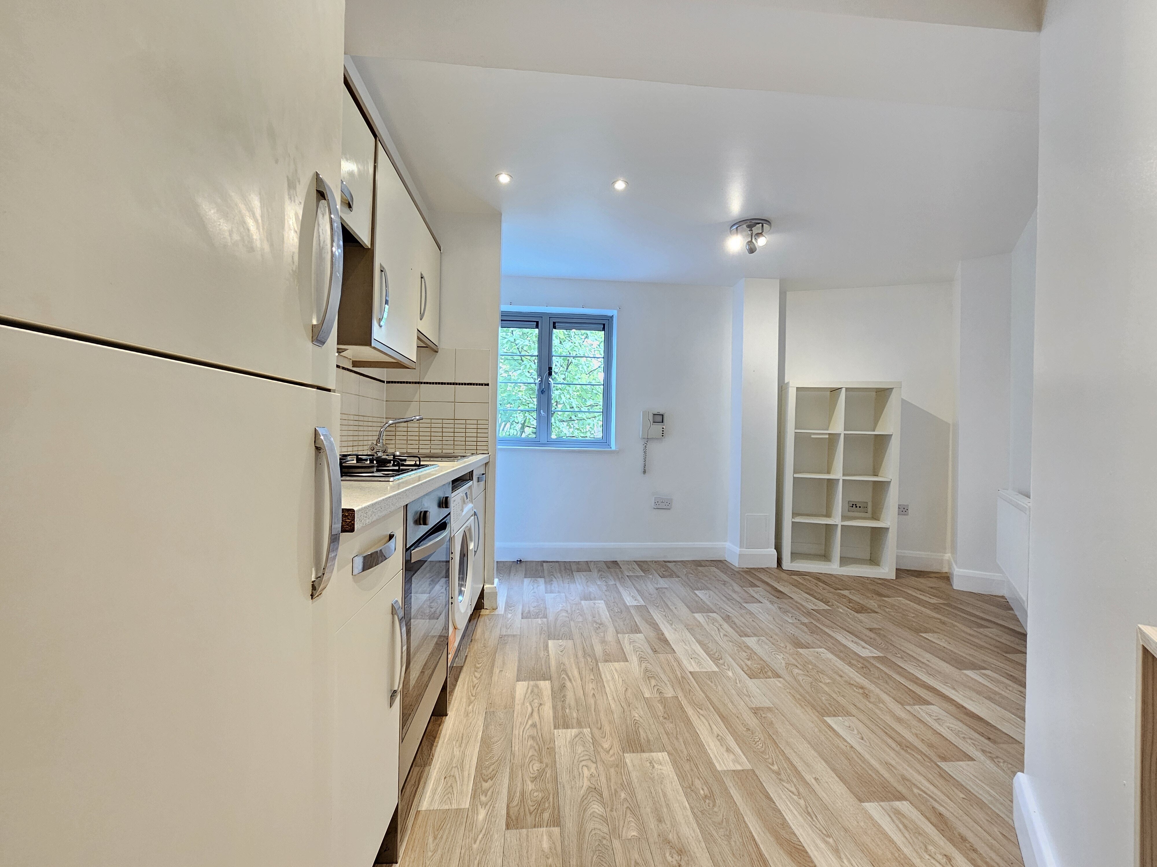 Flat Catford Hill in Greater London
