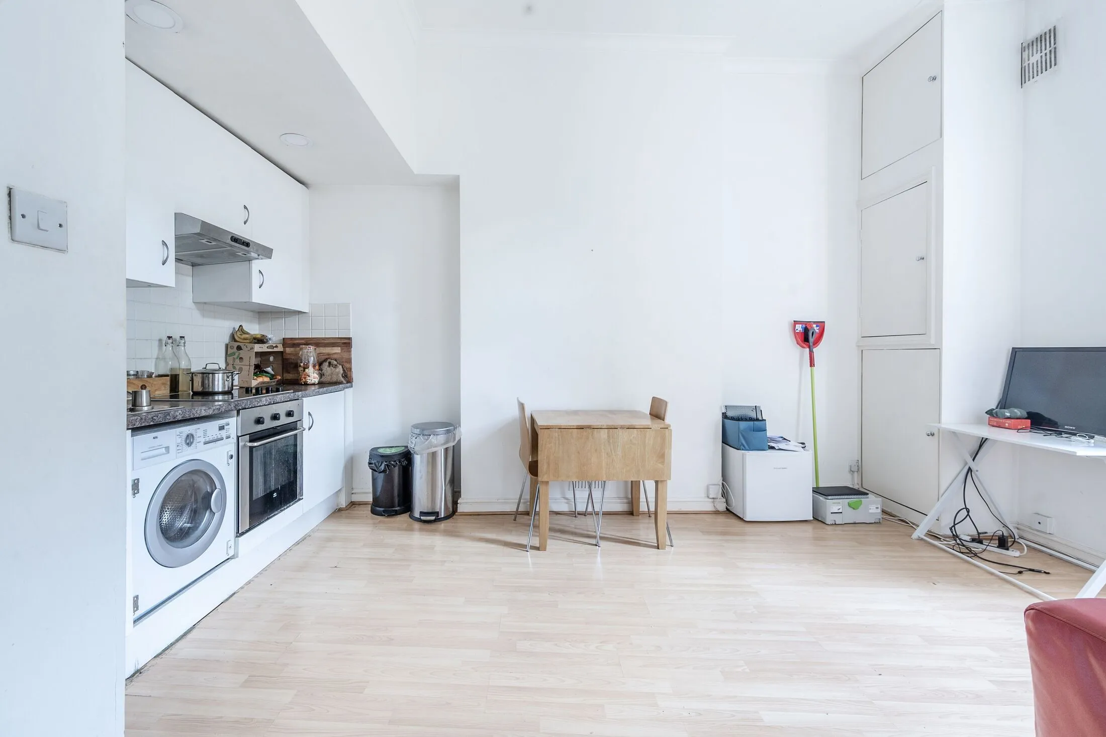 Flat Eardley Crescent in Greater London