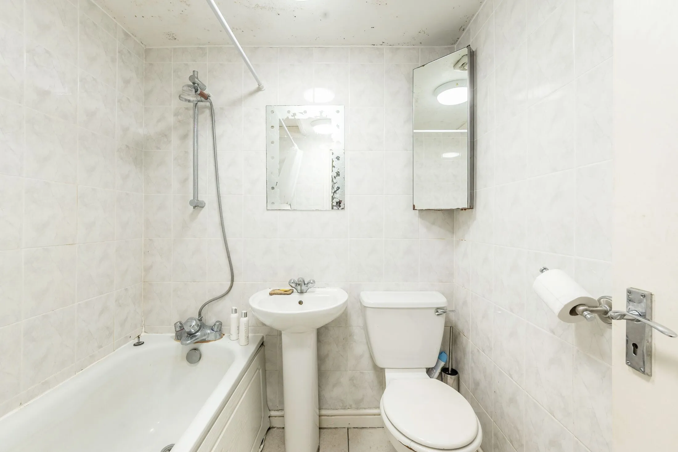 Flat Eardley Crescent in Greater London