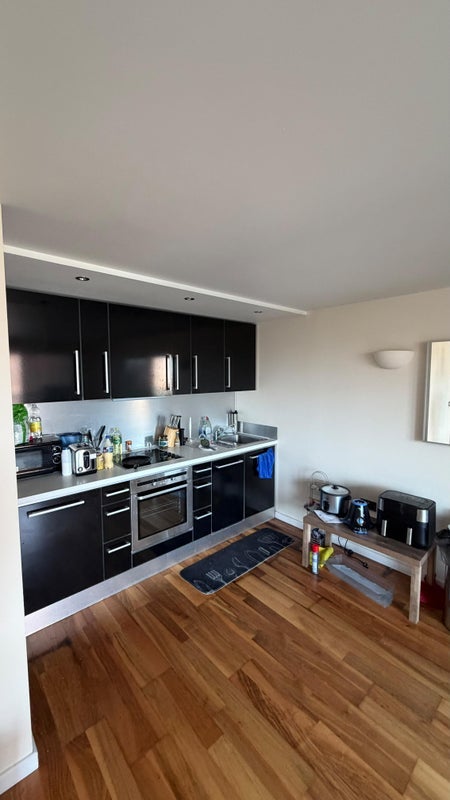 Room Riverside Way in Leeds