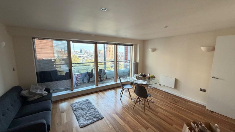Room Riverside Way in Leeds