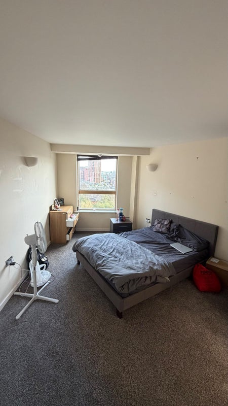 Room Riverside Way in Leeds