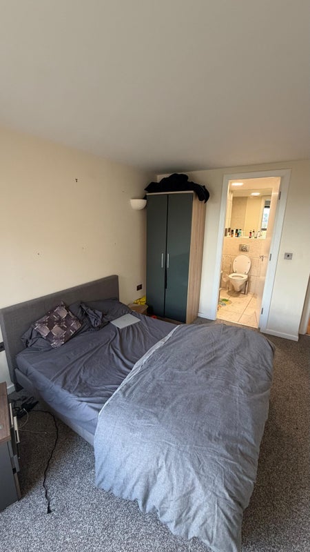 Room Riverside Way in Leeds
