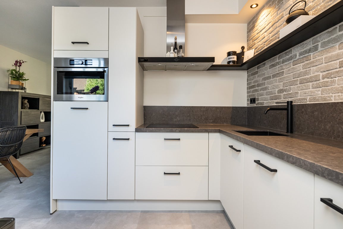 Tussenwoning te koop: Molenzicht 145, Dirksland