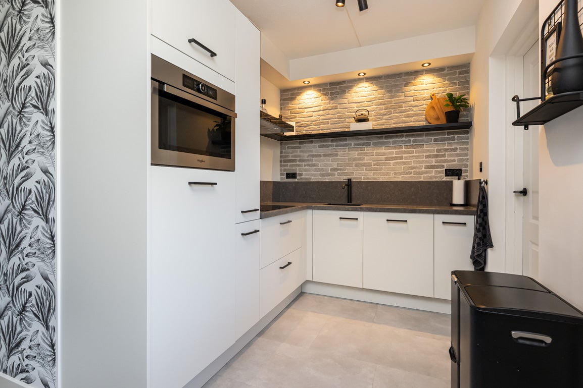 Tussenwoning te koop: Molenzicht 145, Dirksland