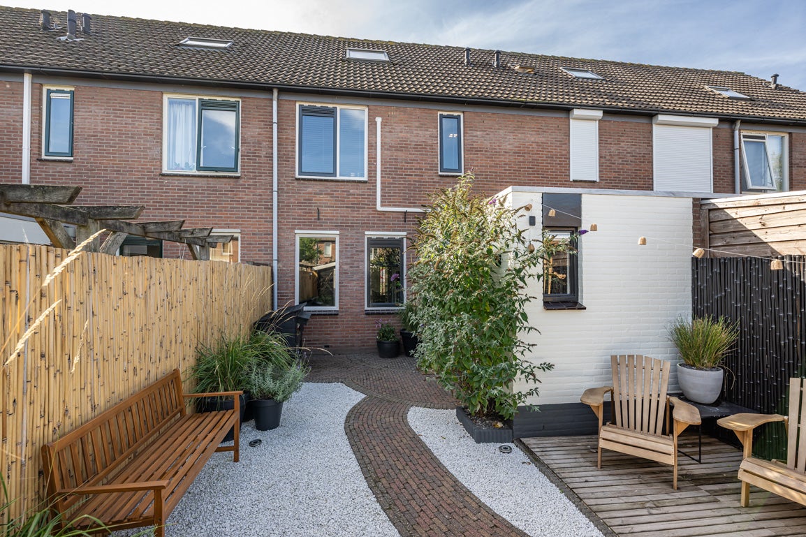 Tussenwoning te koop: Molenzicht 145, Dirksland