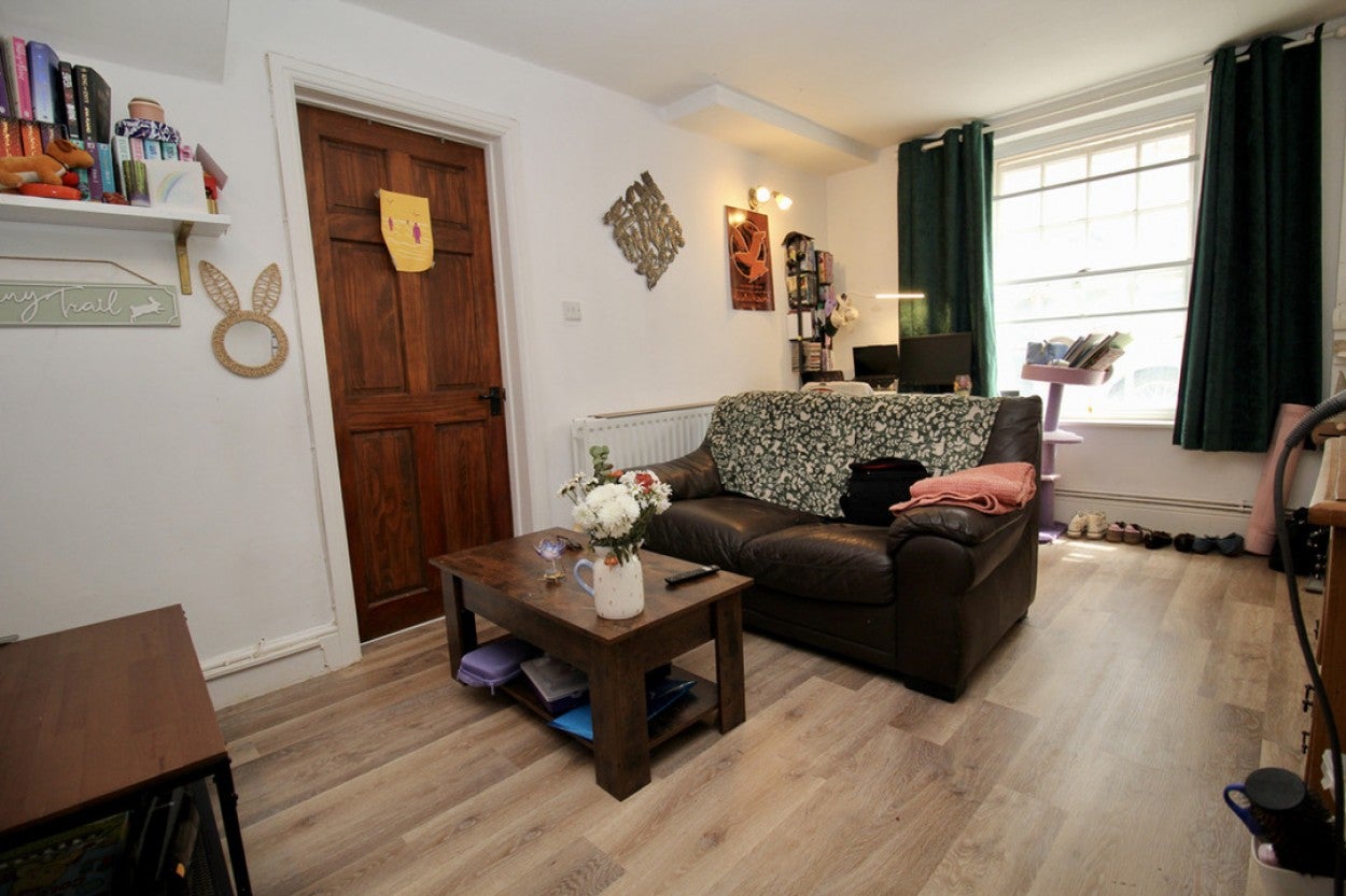 Flat Somerton Road in Street