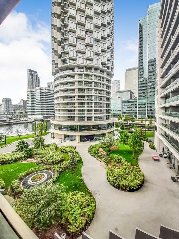 Flat Park Drive in Greater London