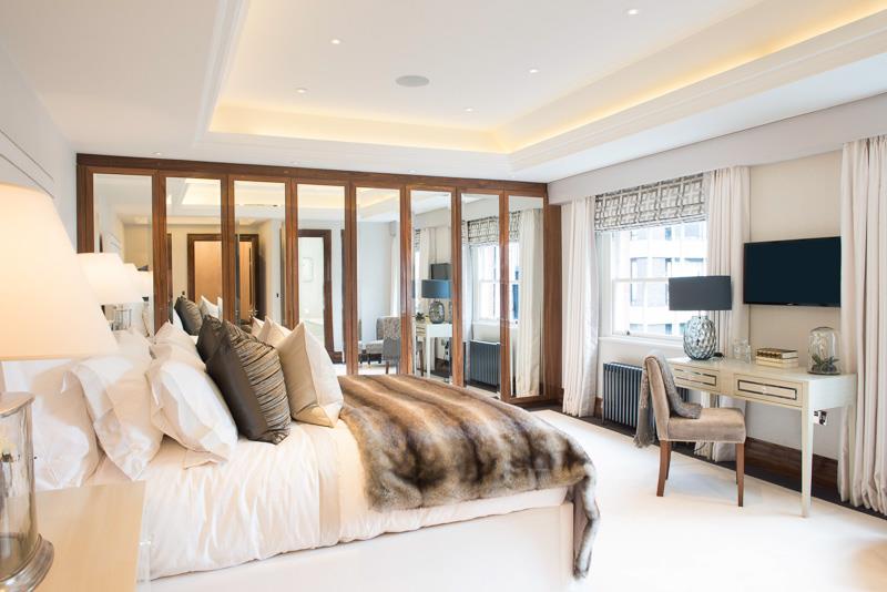 Flat Grosvenor Hill in London