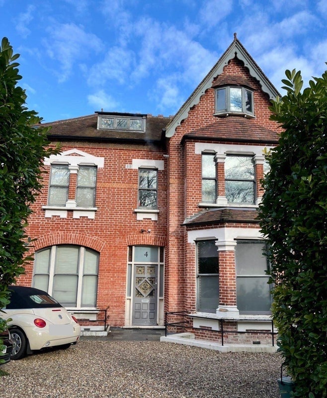 Room Avenue Road in Greater London