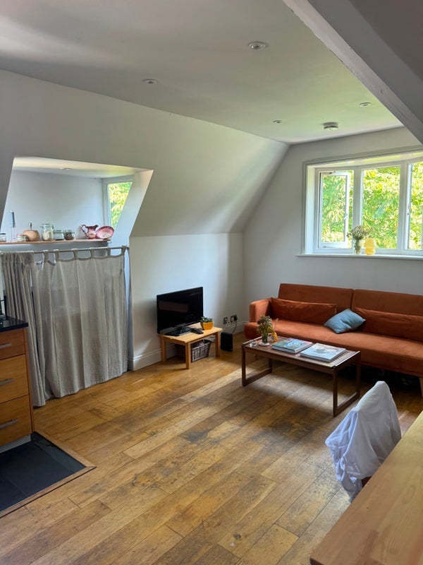 Room Avenue Road in Greater London