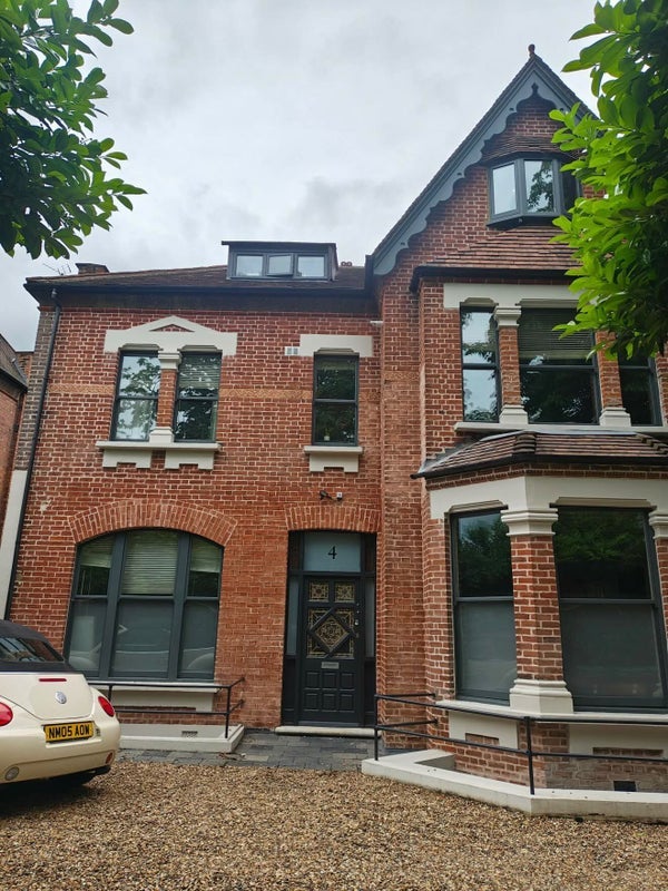 Room Avenue Road in Greater London