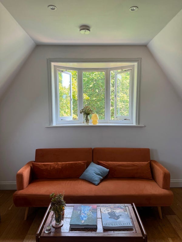 Room Avenue Road in Greater London