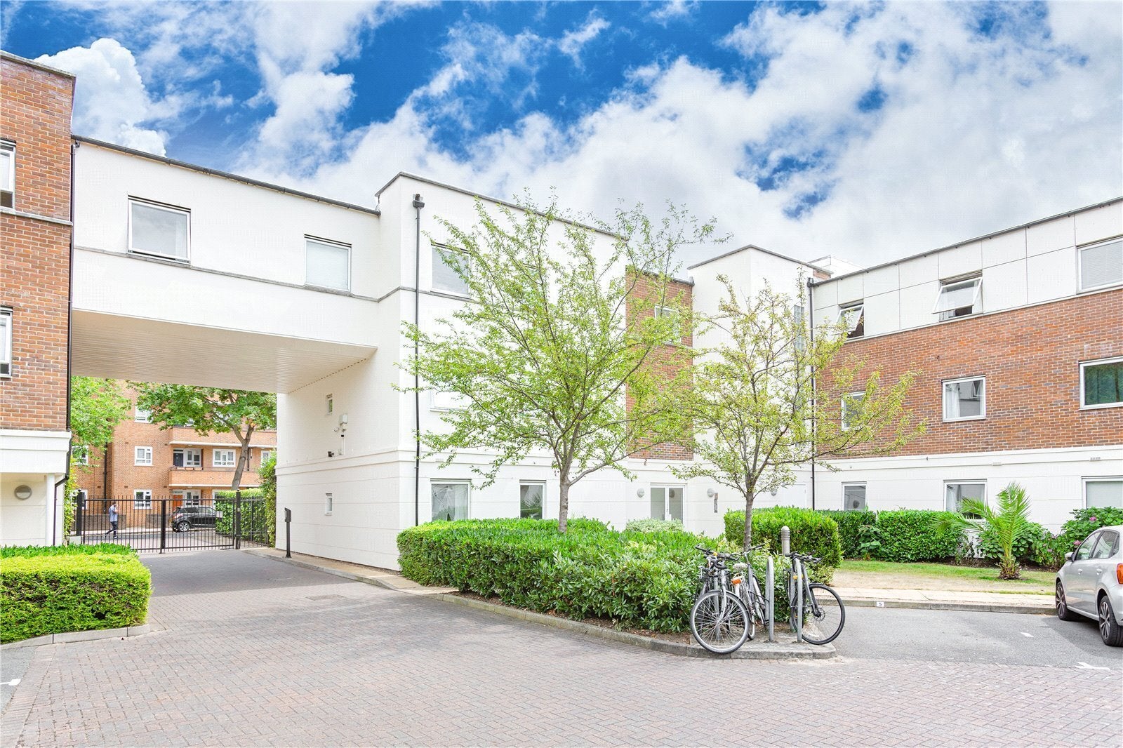 Flat Mill Pond Close in Greater London