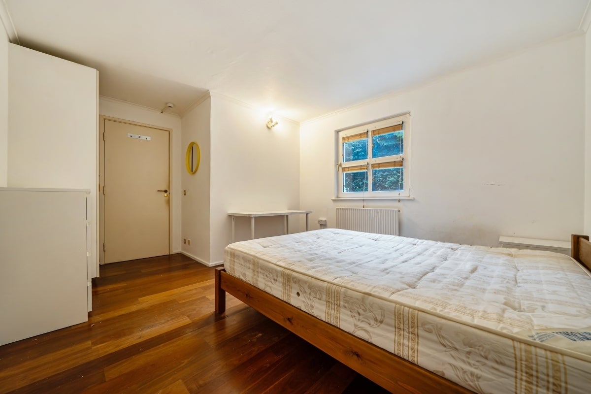Room South Sea Street in Greater London