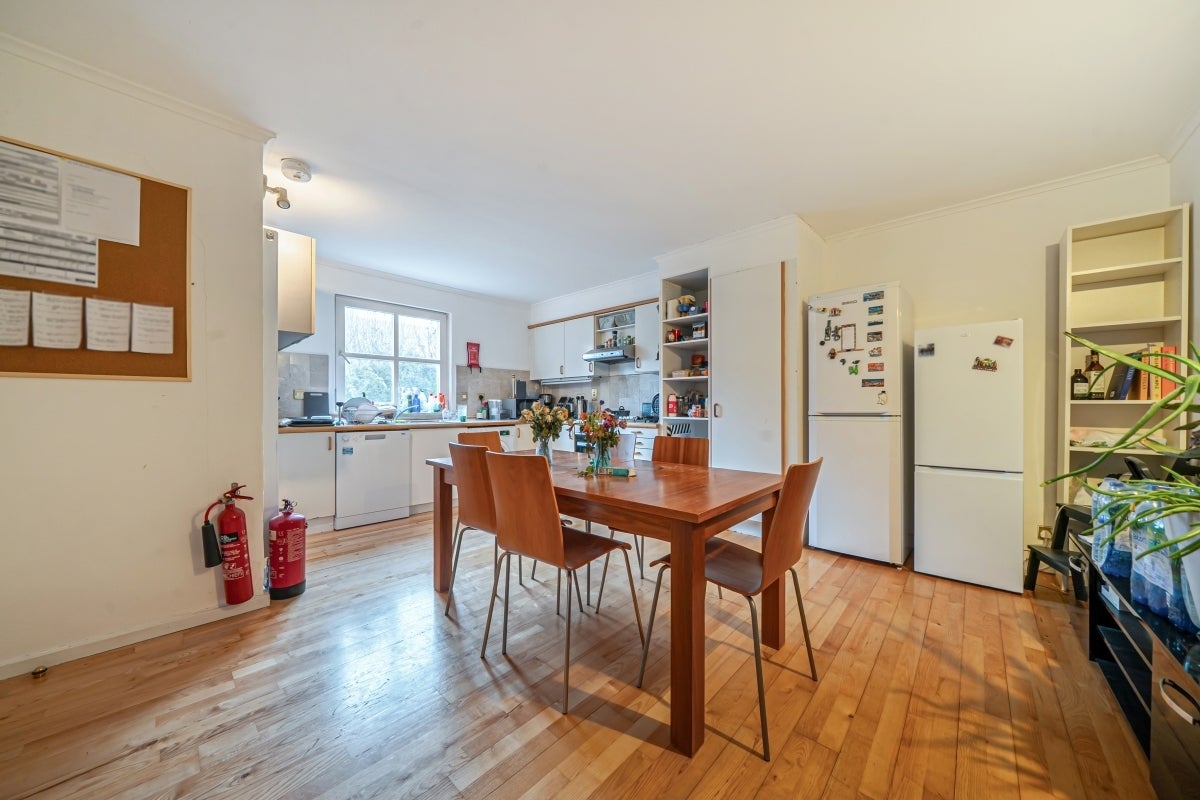 Room South Sea Street in Greater London