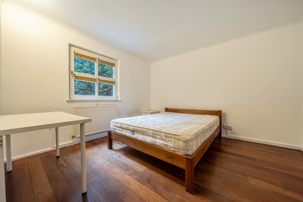 Room South Sea Street in Greater London