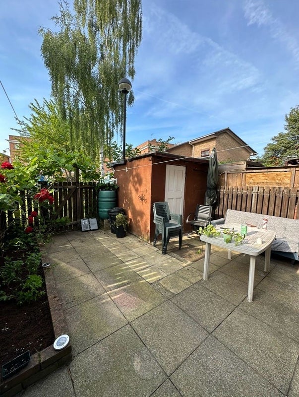 Room Laburnum Street in Greater London