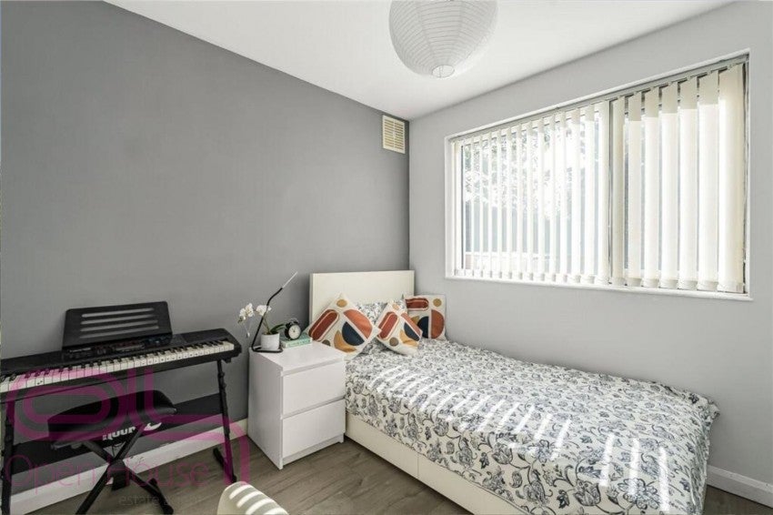 Flat Curtis Road in Greater London