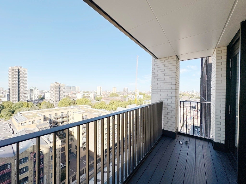 Flat Pennington Quay Walk in Greater London