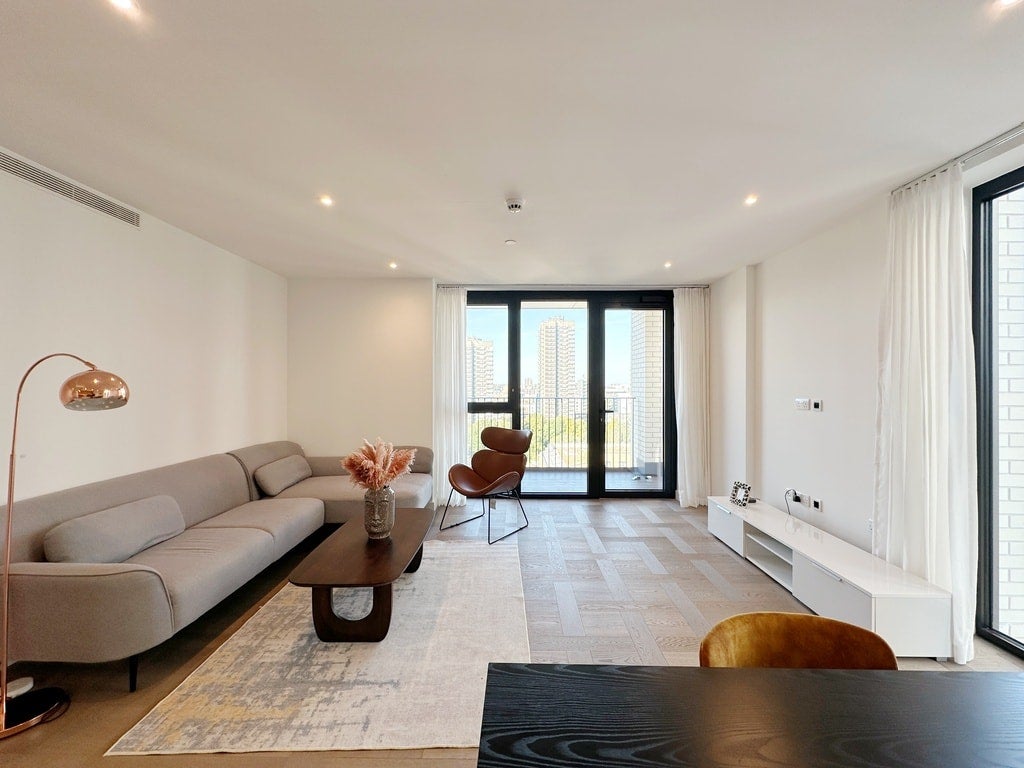 Flat Pennington Quay Walk in Greater London