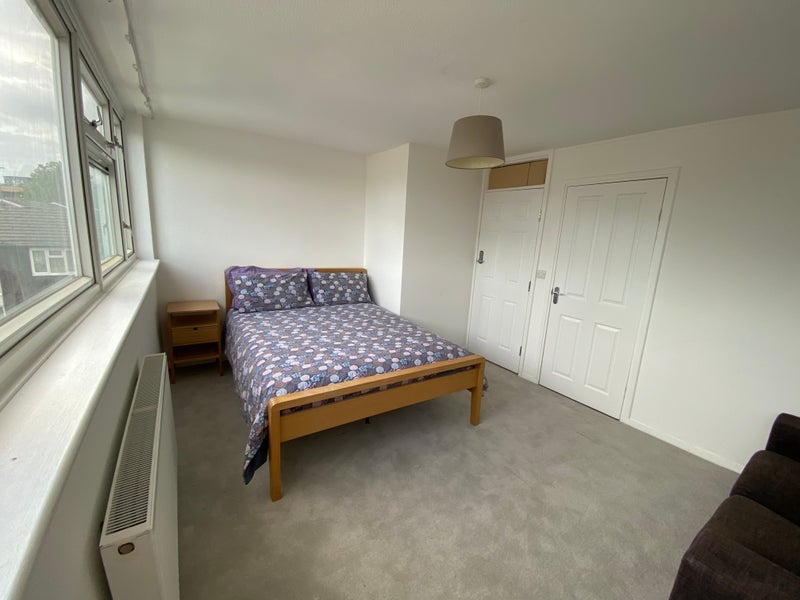 Room Windrush Way in Maidenhead