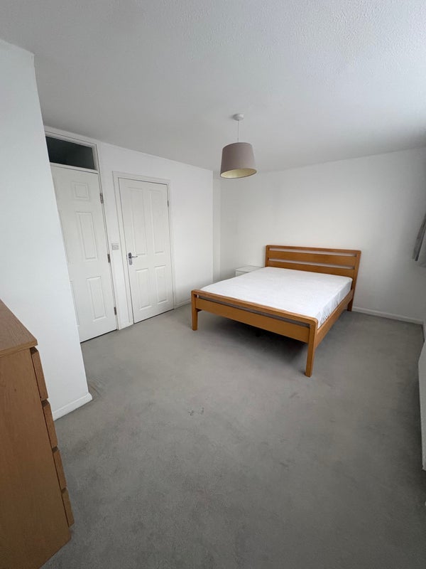 Room Windrush Way in Maidenhead