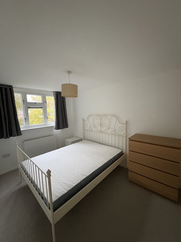 Room Windrush Way in Maidenhead