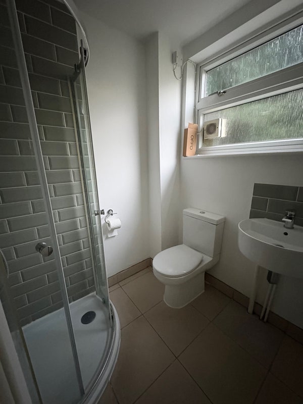 Room Windrush Way in Maidenhead