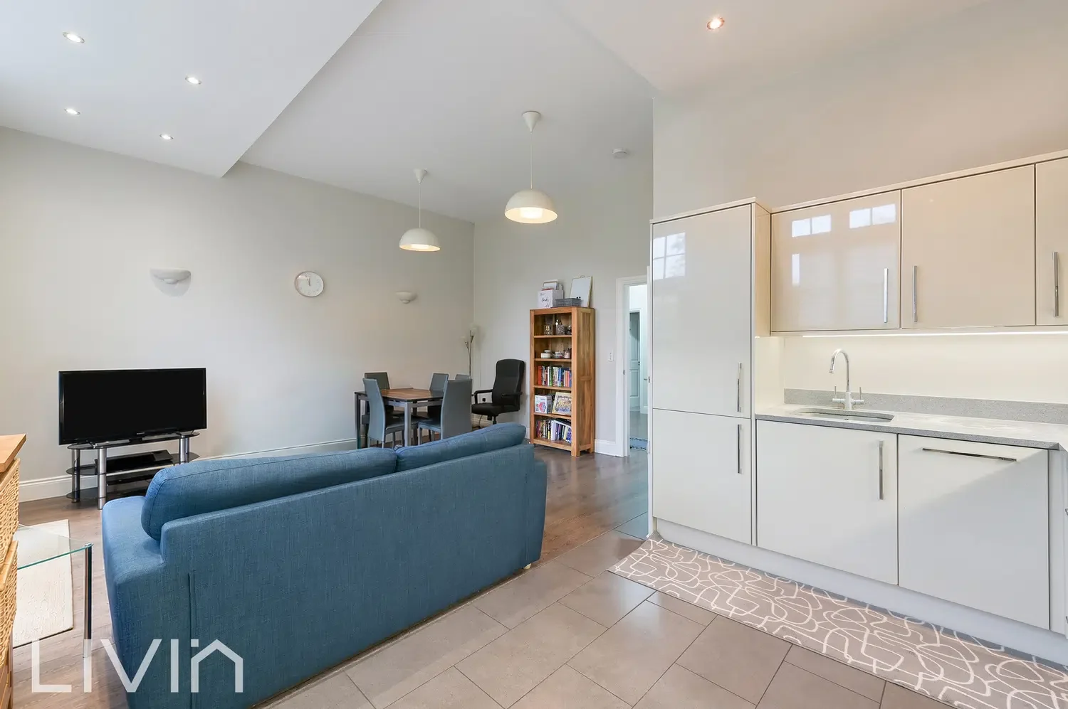 Flat Coombe Road in Greater London