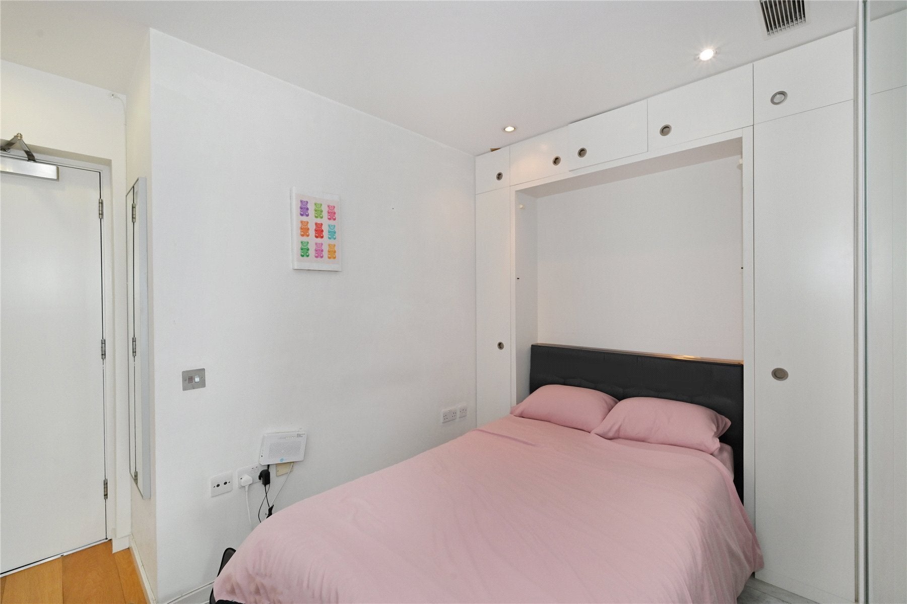 Flat Fairmont Avenue in Greater London