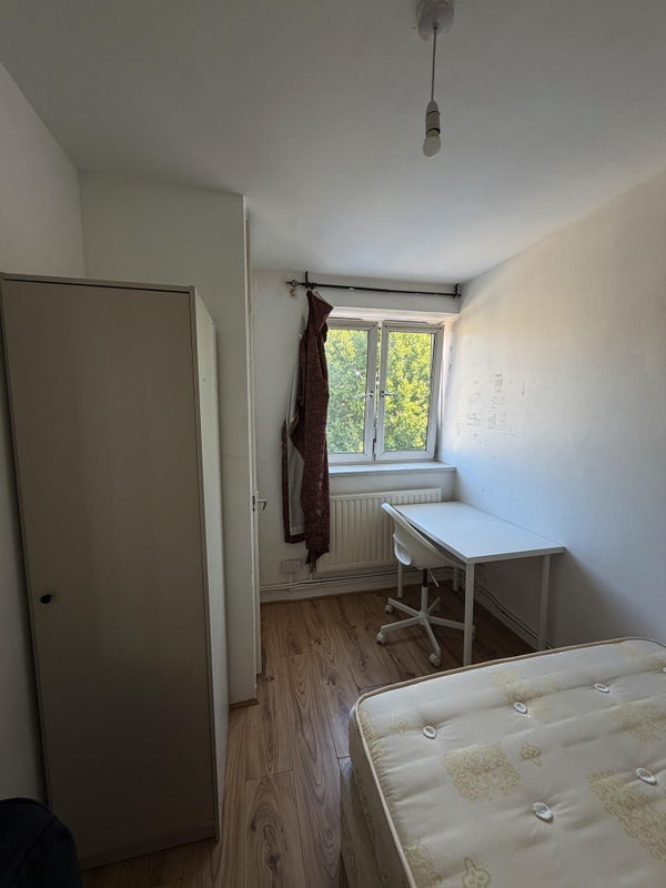Room Burge Street in Greater London