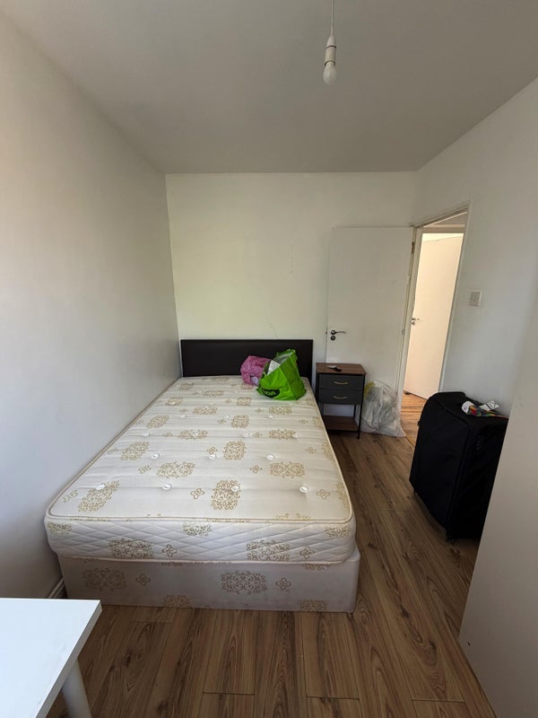 Room Burge Street in Greater London
