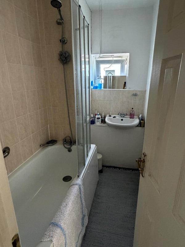 Room Burge Street in Greater London