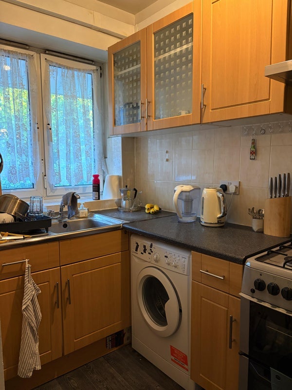 Room Burge Street in Greater London