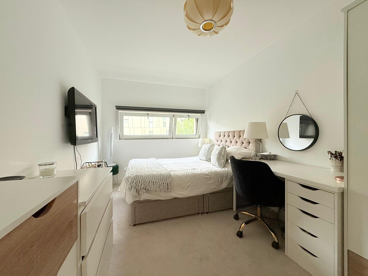Flat Gatliff Road in City of Westminster