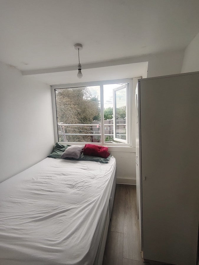 Flat Lewisham Way in Greater London